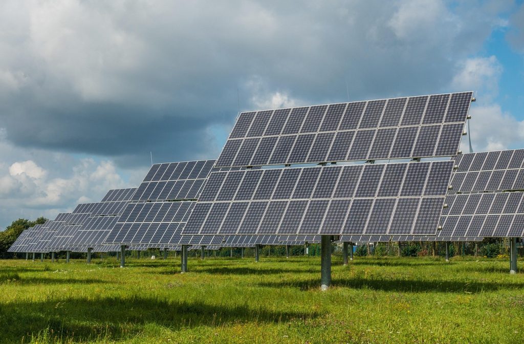 Comment vivre off the grid grâce à l’énergie solaire ? Le guide complet 2025